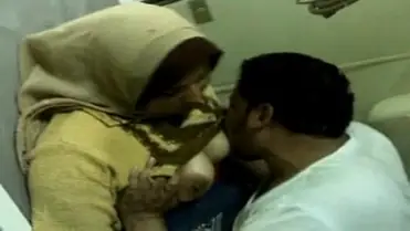 Bokep Tante Jilbab Nakal ML, Gambar yang Bertolak Belakang dengan Imej Tante Berjilbab